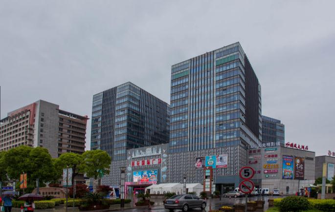 上海蓮花國(guó)際廣場(chǎng)：地鐵上蓋，交通樞紐旁的都市綠洲
